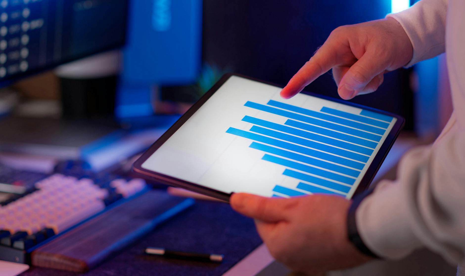 Porównywarki afiliacyjne w Google: jak optymalizować tabele i filtry Specjalista analizuje wykres słupkowy na tablecie w biurze